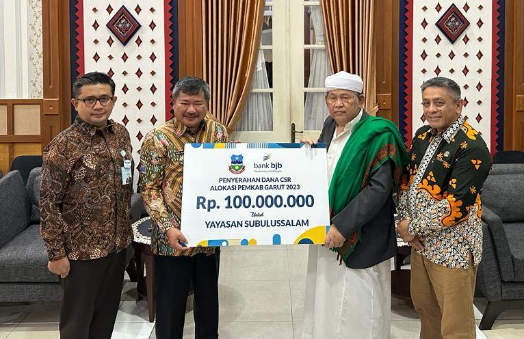 Bupati Garut Menyalurkan Dana Untuk Ponpes Subulussalam